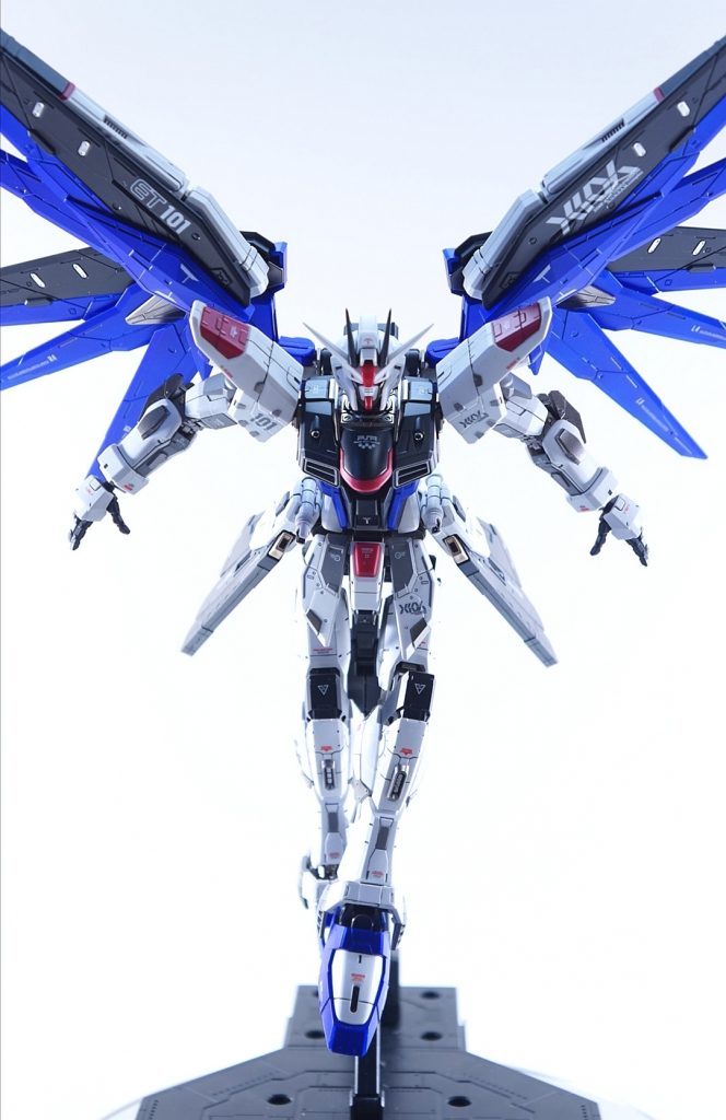 キットじたいはおっきいHGだったので改造がしやすく、可動まわりだけいじってみました。