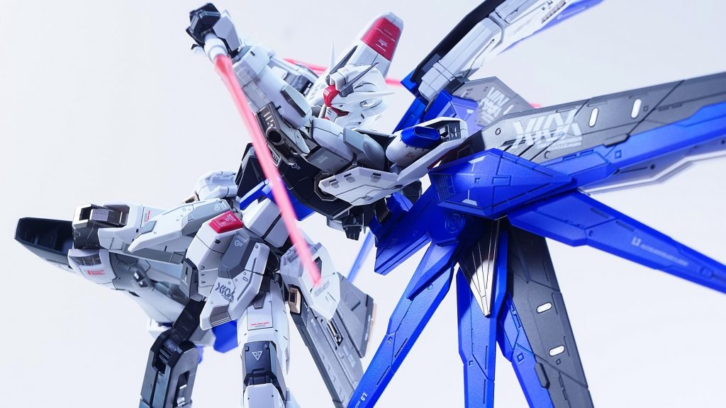 改造箇所は、腰に市販のボールジョイント入れたのと、肩周りを一部切り飛ばし、可動を上げてみました。股関節と腰が弱く、羽の重みでのけぞるので、ガチガチに強化してあります。