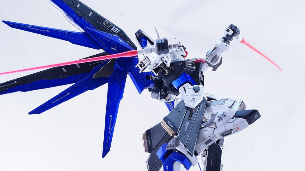 他ジャンクパーツを使って、羽の位置を高くしましたね。また今回は青の塗装にこだわってみました。シルバーの上にウルトラマリンブルーを数回吹いて、好みの青にしてます。