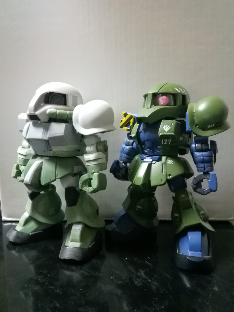 以前製作したオリジン旧ザクとの比較。