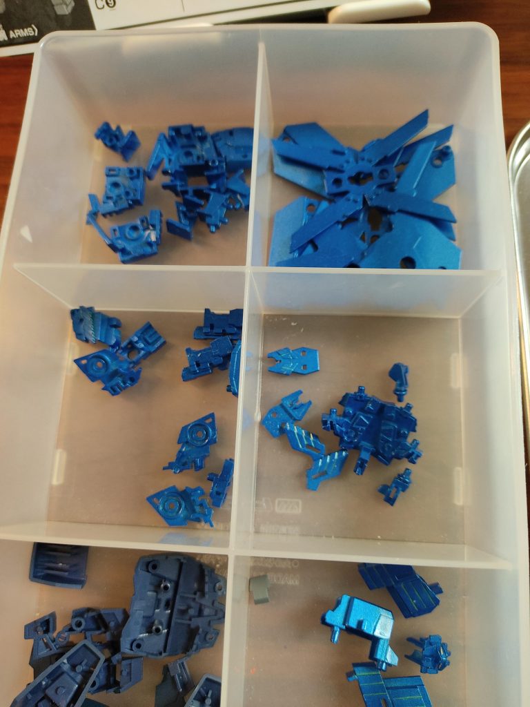 メタリックブルースプレーをランナーに吹いて切出し。いうほどメタリックではないかも。スミ入れ後は水性光沢トップコートをしてます。