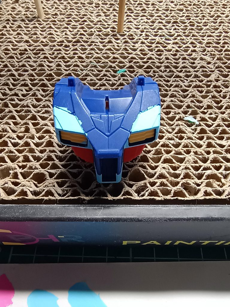 では大まかな流れを紹介します①普通に組み上げて、合わせ目消しやシャープ化をする②トップコートつや消し(水性油性どっちでも)を吹く③はみ出るのを承知で、ペーパーパレットに出したポスカ(ここでは水色)を筆塗りする