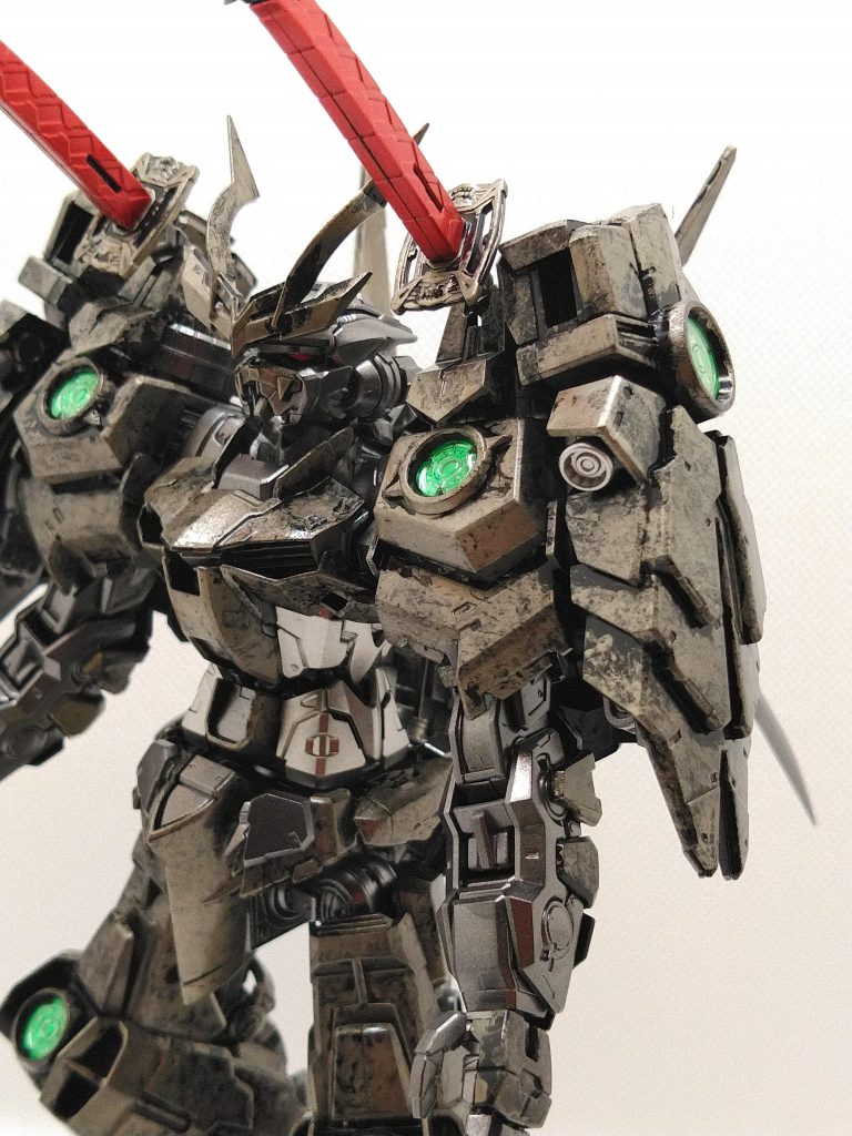 太刀の柄は、差し色としてメタリックレッドにしてみました。フレームは、スターブライトアイアンやスターブライトジェラルミンで、甲冑感を出してみました。