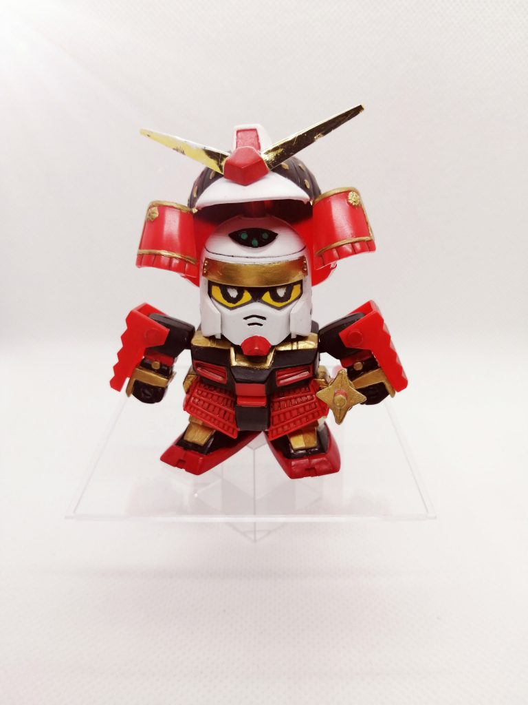 顔面を押すと兜が飛んでくという謎ギミックまで搭載されています。とはいえ再版品はスプリングが弱すぎるので、残念ながら当時の仕掛けを再現することはできません。どうしても昔のように飛ばしたい人は、ホームセンターで外径3mmの押しバネを買って取り替えましょう。