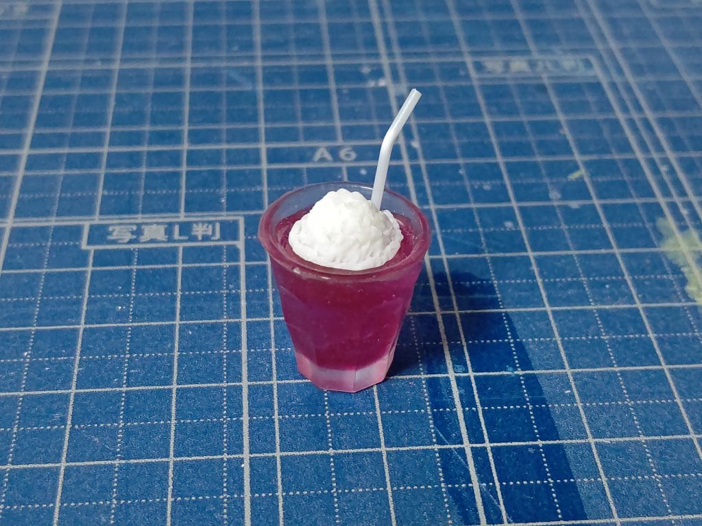 飲み物は既製品を使用。ストローは自作です。