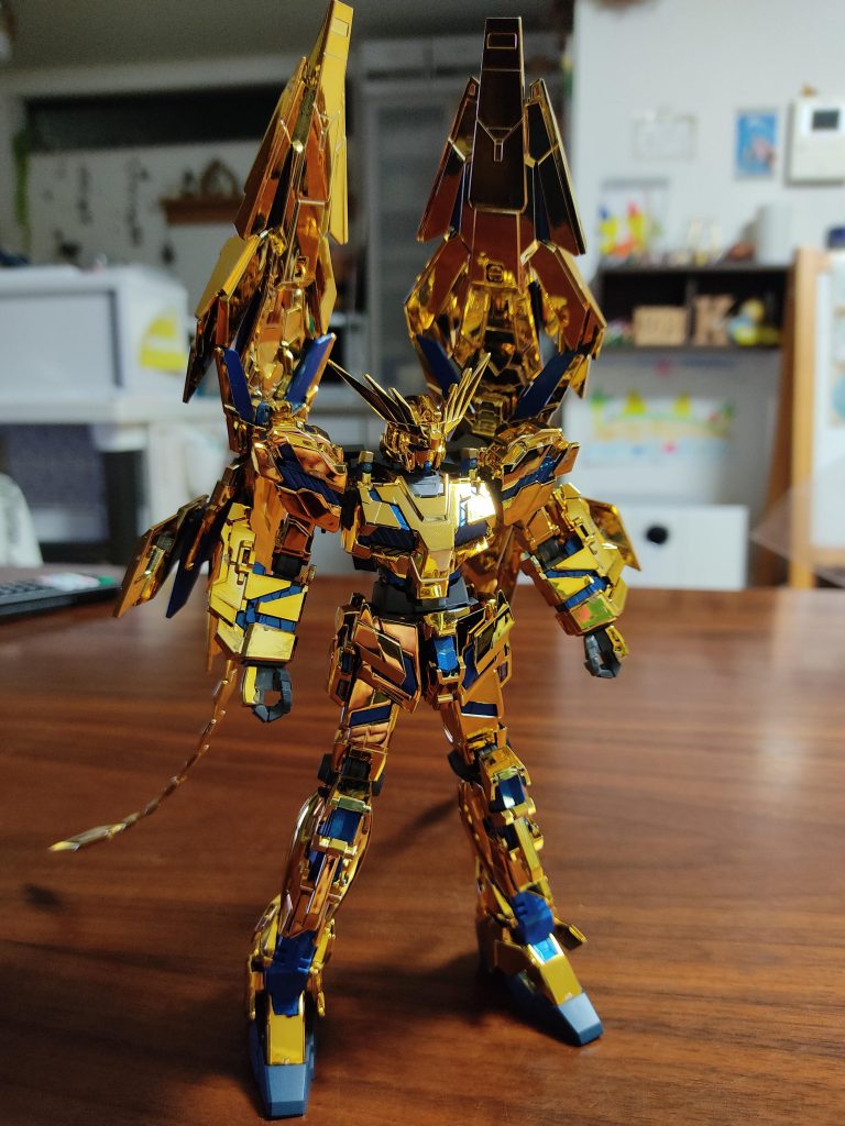 サイコフレーム以外は素組み。煌めいてます。