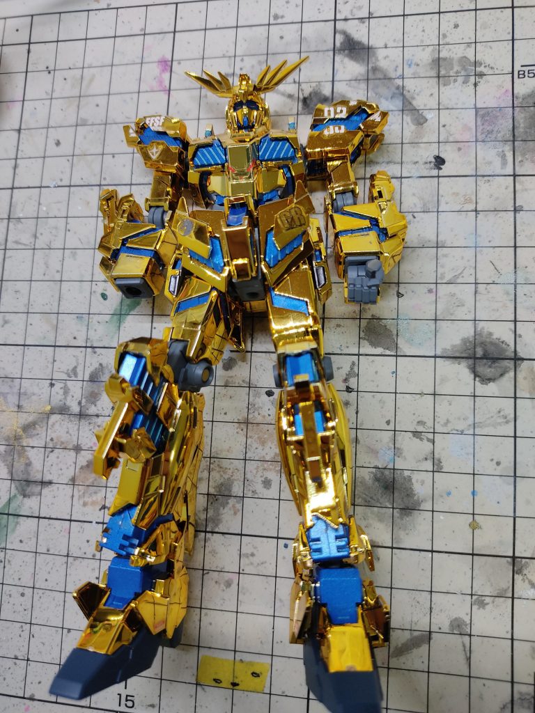 デカール貼り後。ギラギラ感がたまらない!これをウェザリングするのはちょっと気が引けましたねー。写真では分かりづらいものの、ゲート跡の処理がうまくいかず汚くなってしまってます。。