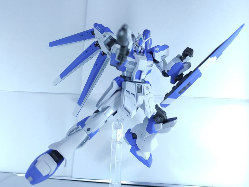 ビームライフルを構えているライフルの塗り分け頑張りました