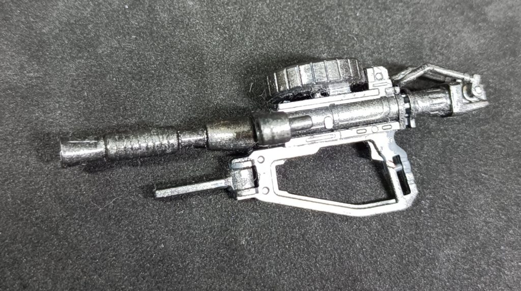 RGのザク・マシンガンにディザートザクのザク・マシンガンをニコイチしたものです。