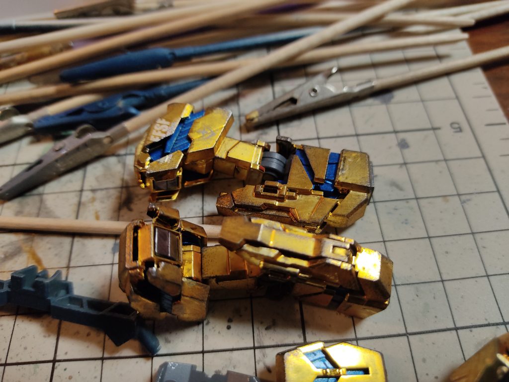 デカールとチッピングでゲート跡が目立たないように。その前にシタデルカラーのセピアでフィルタリングしてます。これのおかげで良い感じにくすんでくれました。