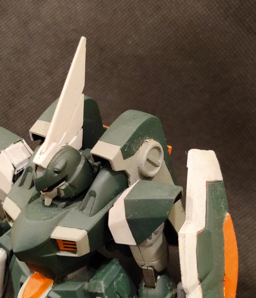 推力偏向スラスターを撤去した穴には、ブルーフレームセカンドLのタクティカルアームズのジャンクで蓋をしています。