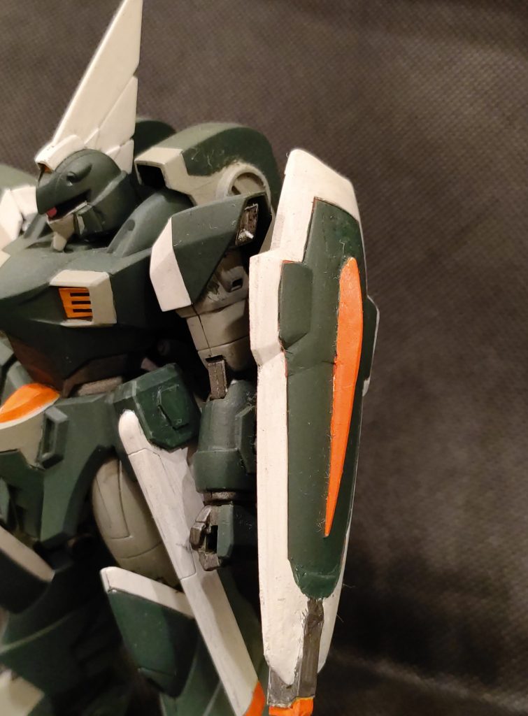 ストライクダガーのシールドをパテとプラ板で整形し、複合兵装防盾システムに見立てています。