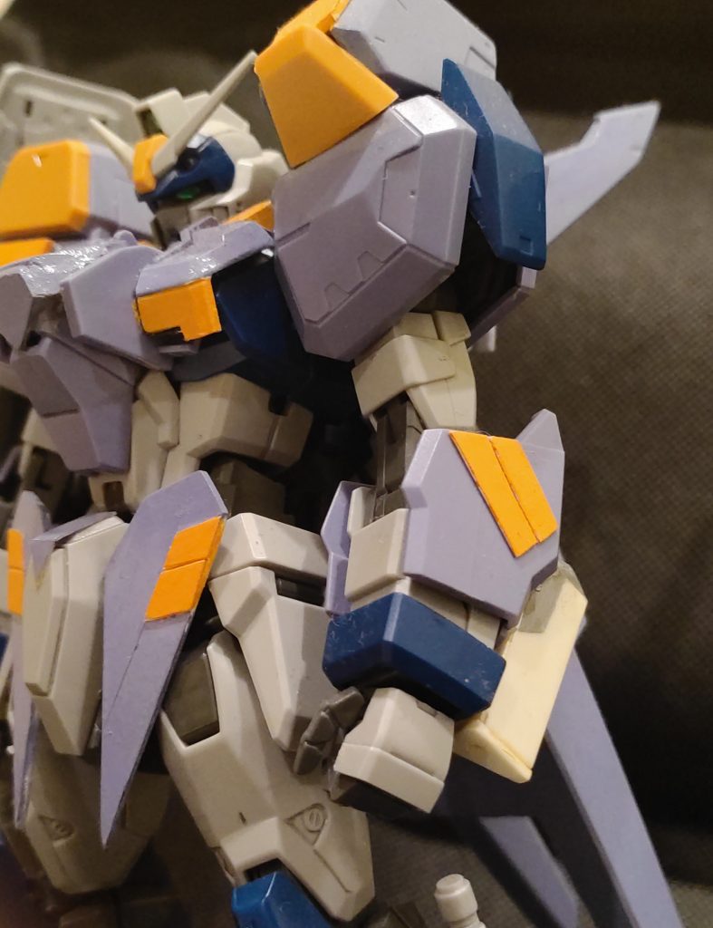 わざわざリトラクタブルする意味がよく分からなかったので、ビームガンは腕部固定式にアレンジしています。抜かずにバクゥを撃てます。あと銃身でビーム刃を受け止められる設定です。