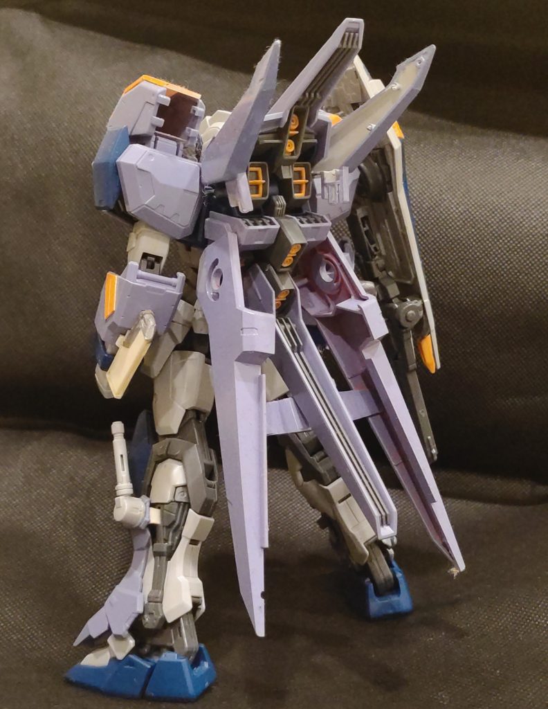 後ろはあまり見せられたものじゃありませんが、イージスのスラスターを左右分割してそれっぽくしてあります。脛部アーマーも左右逆に取り付け、サーベルをラックごと移設しています。無理矢理作った割には、素立ちは格好良いんじゃないかと(自分では)思っています。