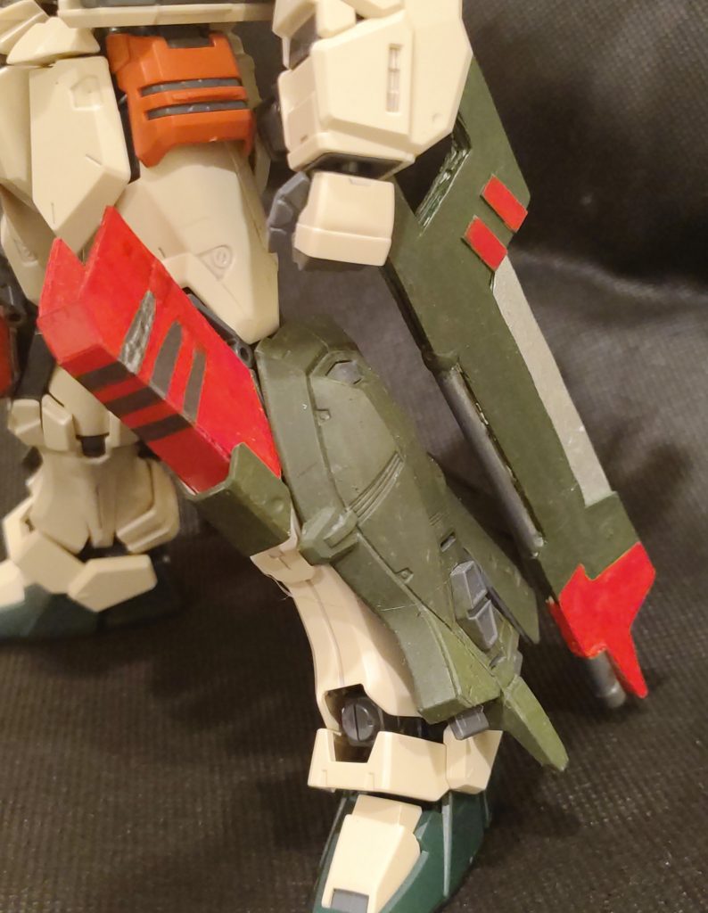 脛部側面は寂しかったのでアサルトシュラウドのものを装着、カラミティ同様ホバー走行ができる設定です。バヨネットはプラ板とランナーの塊です。