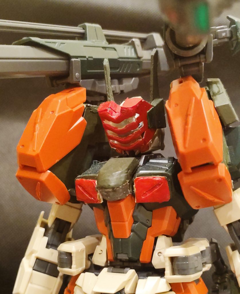 フェイスガードはクリアのプラ板にパテ、胸部もプラ板の土台にパテを盛りました。