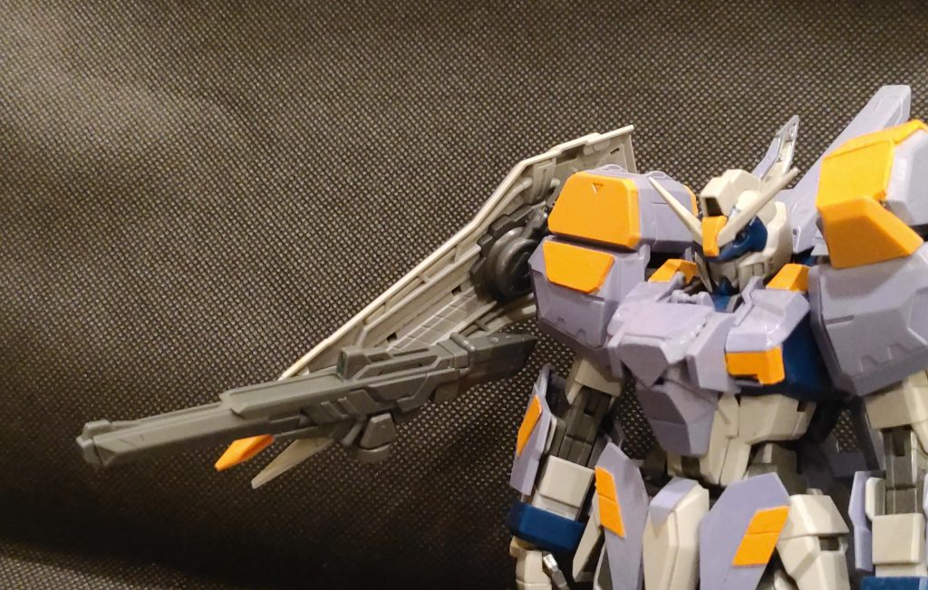 肩アーマーを左右逆にし側面に穴をあけ、シールドを接続。シヴァの土台を上下逆にしシールド裏に、設定より90°回転させてスコルピオンとして設置しました。