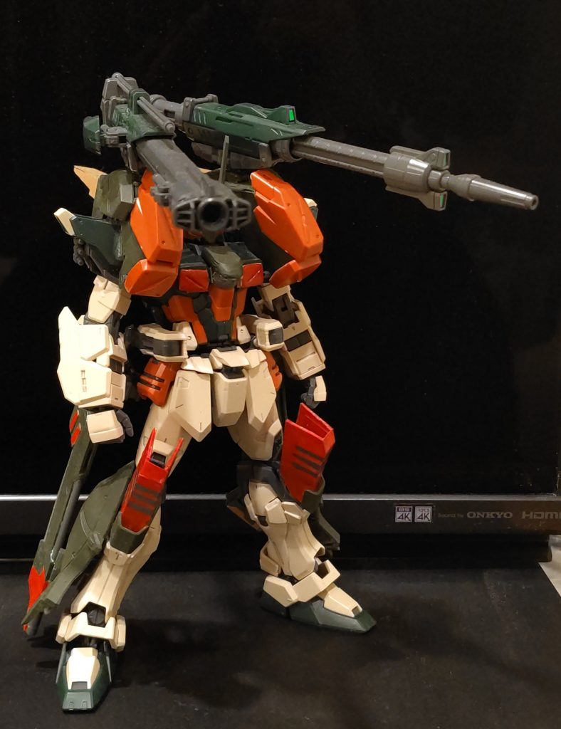 肩はプラ板で増加装甲を大まかに作り、ジョイント基部ごと銃火器を移設、膝アーマー等でミサイルポッドを形成し、両脇の空いたスペースをアサルトシュラウドの腰アーマーで誤魔化しています。 