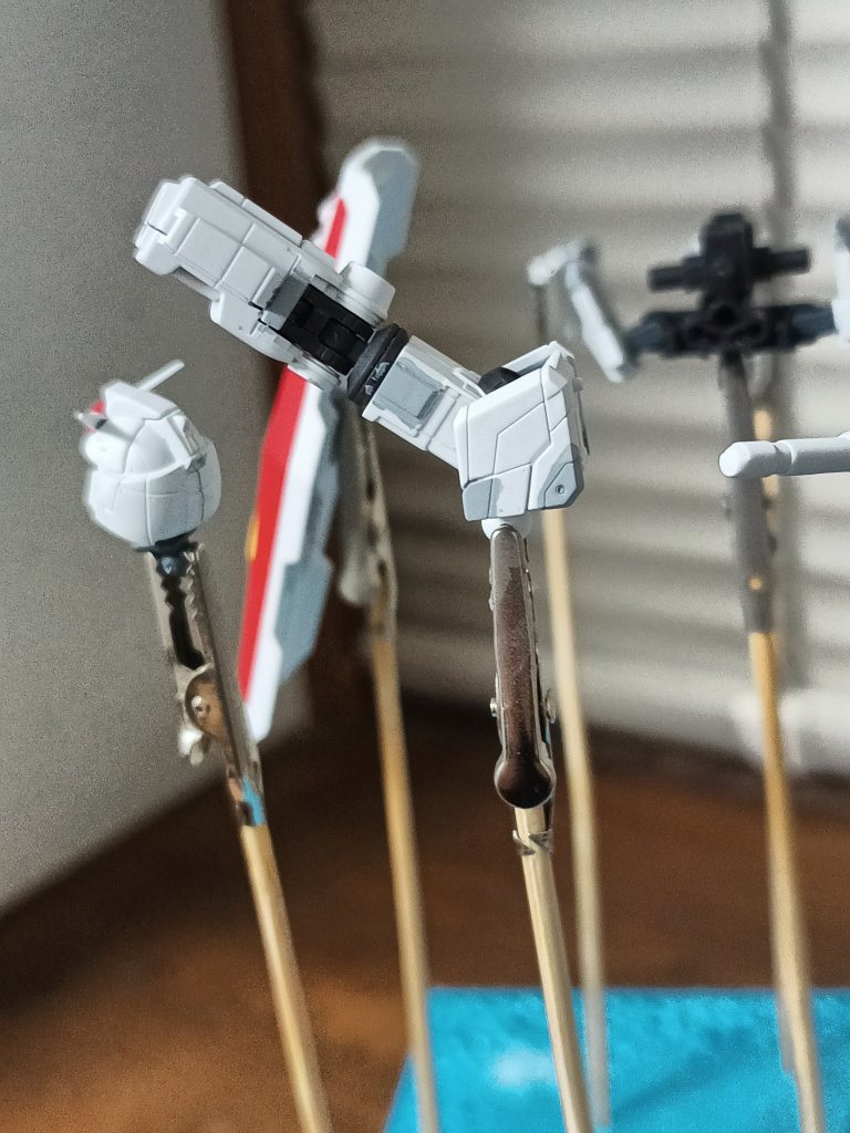 本来グレーは２種類(濃ゆいのと薄いの)が必要ですが、対応する色がないので一種類だけとしました(汗)ポスカグレーは色が乗りづらく剥がれやすいので注意が必要でした、なおこの写真ははみ出てますが、セラカンナで削ります