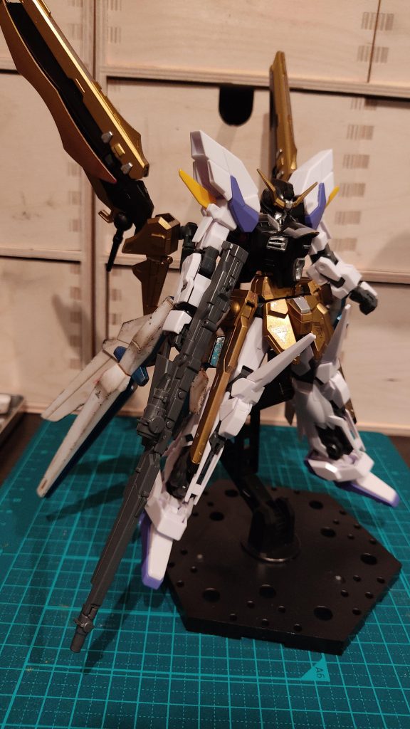 制作工程その1。以前ガンダムマーカーで塗装したラヴファントムと、素組で置いていたデルタカイを組み合わせました。過去をなかった事にする行為かなあ、と悩みもしましたが、タンスの肥やしになっていたので思い切って改造に踏み切りました。
