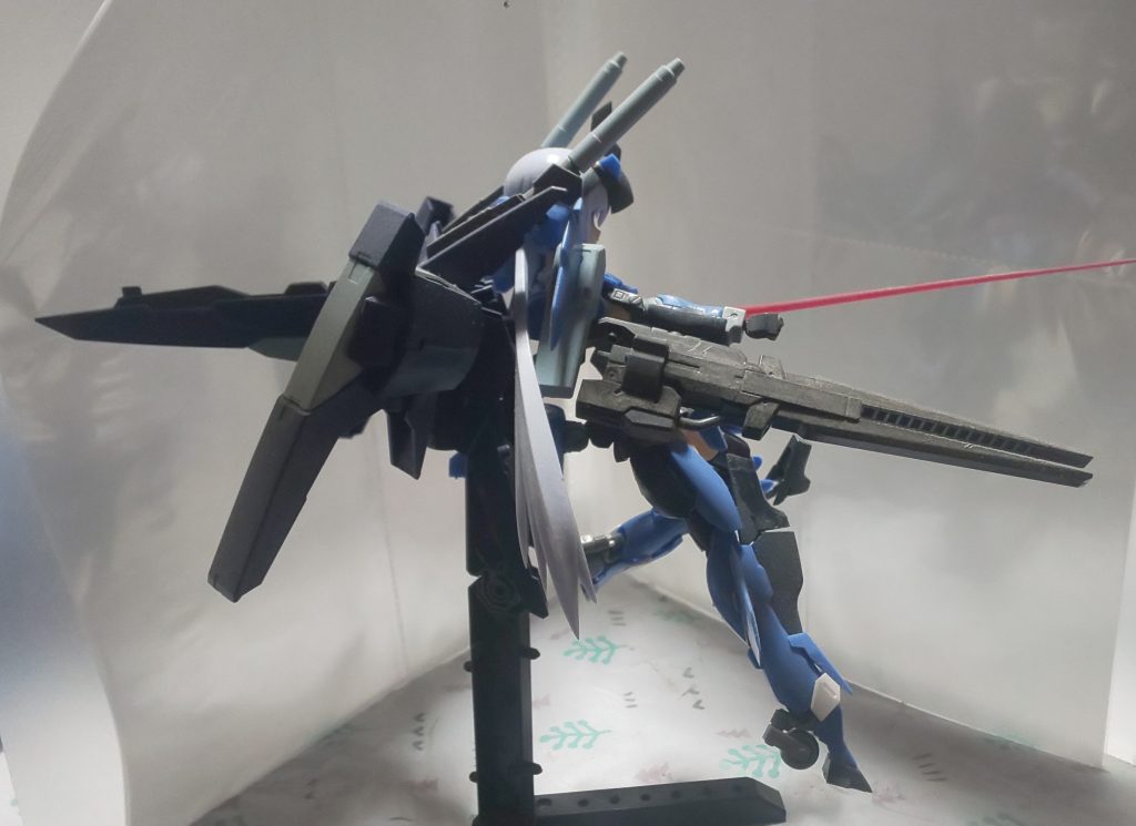 肩にライトニングガンダムのサイドアーマーを装備。サイドアーマーに内蔵されたビームサーベルも問題なく使用可能。右下腕にビームランチャーを固定武装として装備。