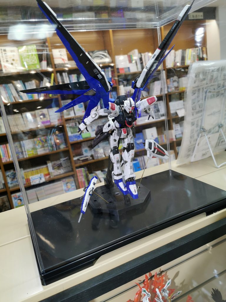 ケースに入れて展示してきました。羽を広げたら最高にジャマですwおかげでデカいケースを買う羽目になりましたが、目立つからアリでしょう。