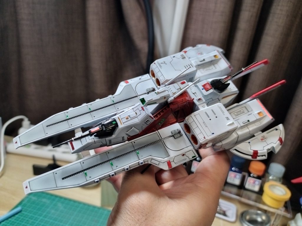 スジ彫りとプラ貼りをちょこちょこっとしてます。