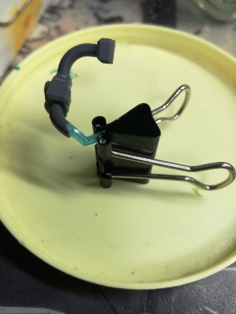 ランナーと余ったポリキャップを使ってバイザーを作成