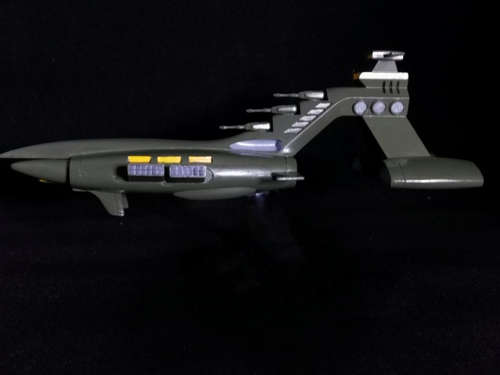 ボディは作品によって明るさが違い悩んだのですが、USダークグリーンを使用、全体的に暗めにしております各小窓は下地にメカカラーのホワイトを使用その上にクリアイエローを塗っているので、普通に黄色を塗るより発色が良くなったかなとグレーに関しては、ホワイトグレーをベースにウルトラマリン等を混ぜ合わせ、ほんのり青みがかったものにしました