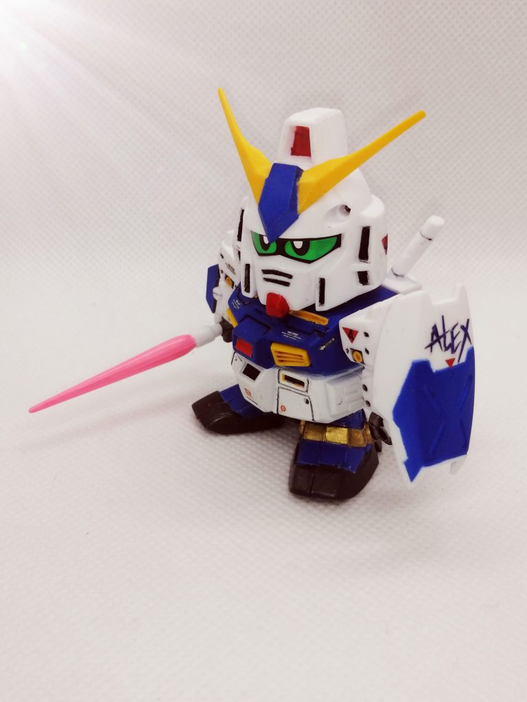 武者影がベースだと胸部や足の成形色は黒なんですよね(No.37のNT-1は青)。なのでベースホワイトを吹いた後、Mr.カラーのブルーでスプレー塗装しました。アンクルアーマーは今回武者影に寄せたので金色です。