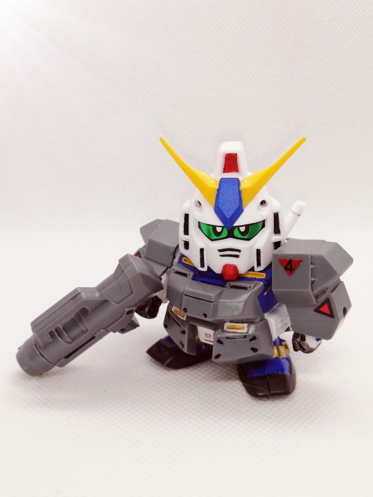 やっぱりこの姿が一番落ち着きますね。アレックスはOVAで初めて見た時から、いかにもRX-78の後継機っぽい、シンプルなデザインが気に入っていました。SDでもそれがしっかり表現できてて、なかなかの良キットだと思います。武者影の画像はまた今度。