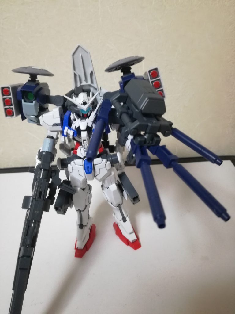 4連ビームライフル独立して稼働する４門のビームライフル上部のエネルギーパックにGN粒子を貯蔵する事で弾切れを防ぐ．肩のレドームの支援を受けることで複数の敵を同時に撃ち抜くことが出来る．ファンネルによる射撃の方が総合性能が高いため試作段階で開発が終了している武装である．