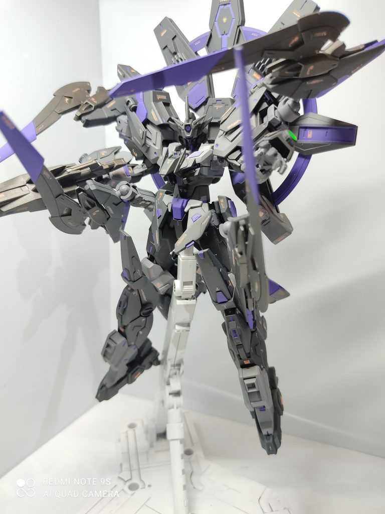 フレキシブルブレイドバインダー“ヘパイストス“肩部と背部合わせ4基搭載されているサブアーム懸架したスラッシュブレイドを用いた斬撃の他、懸架部自体を打突武器として使用可能背面サブアーム接続部もプラネッツシステムで腕パーツに換装可能