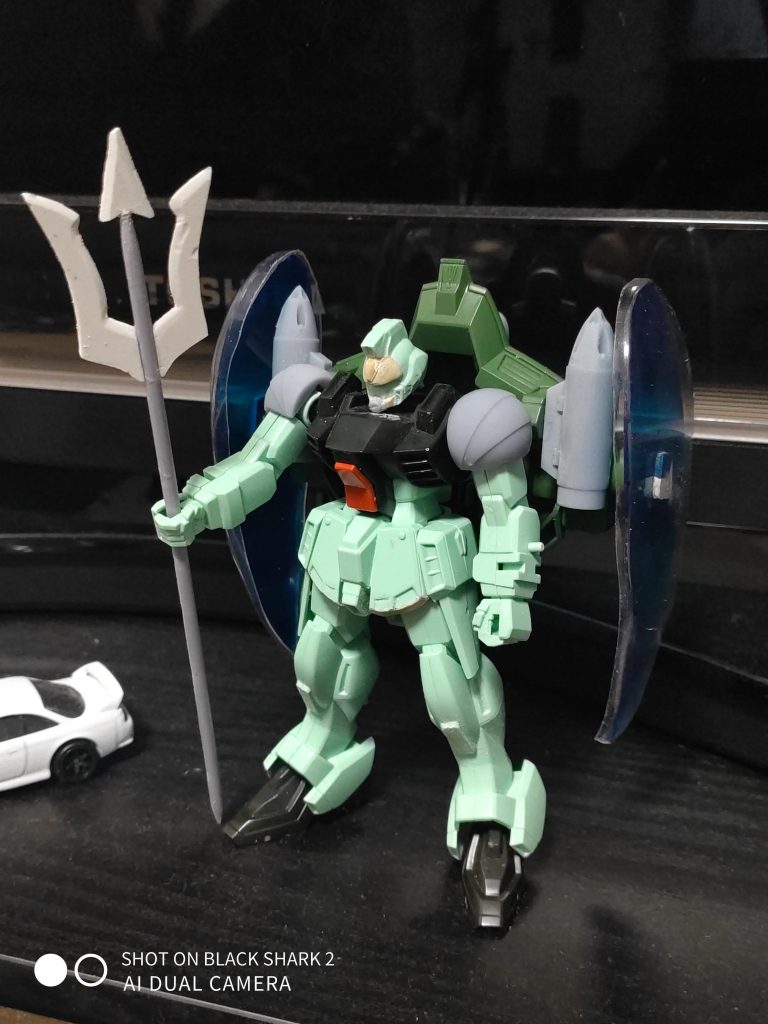 予め涙型にしておいたアクリル板に沿ってペットボトルの上半分をカットし、ヘアアイロンで縁を内側に折り曲げて噛ませました。構造上、下の方が反ってしまっています。トライデントもヘアアイロンでのランナー再成形による刃とランナーそのままの柄です。