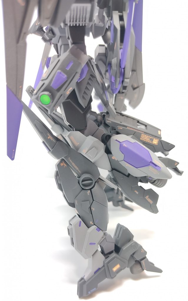 接地しているのは増加パーツで本来の脚はブースターそのもの有事の際には切り離す事も、プラネッツシステムで増加パーツそのものを脚部に換装できる