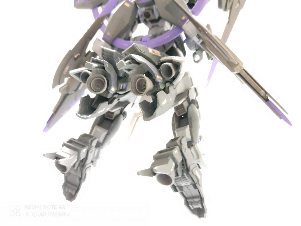 脚部大型ブースター本機の特徴の一つ。両脚で8つのブースターにより高機動での強襲を可能にする