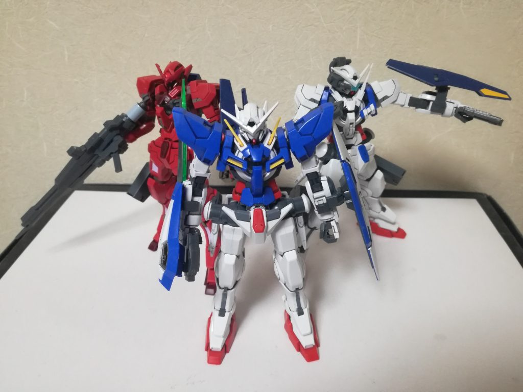 量産型エクシアソレスタルビーイングのあらゆる武装の試作，試運転のため，リボンズ達イノベーターによってかつて量産されたアストレアを鹵獲し，エクシアマークⅡの予備パーツを用いて拡張性を上げた機体．遠距離，中距離，近距離用で姿が異なる．センサーアイはモノアイとなっているので名称にガンダムはつかず，機体名は量産型エクシアとなっている．背部にGNドライブを積んでいないため外部武装からの供給による可動を前提としている．