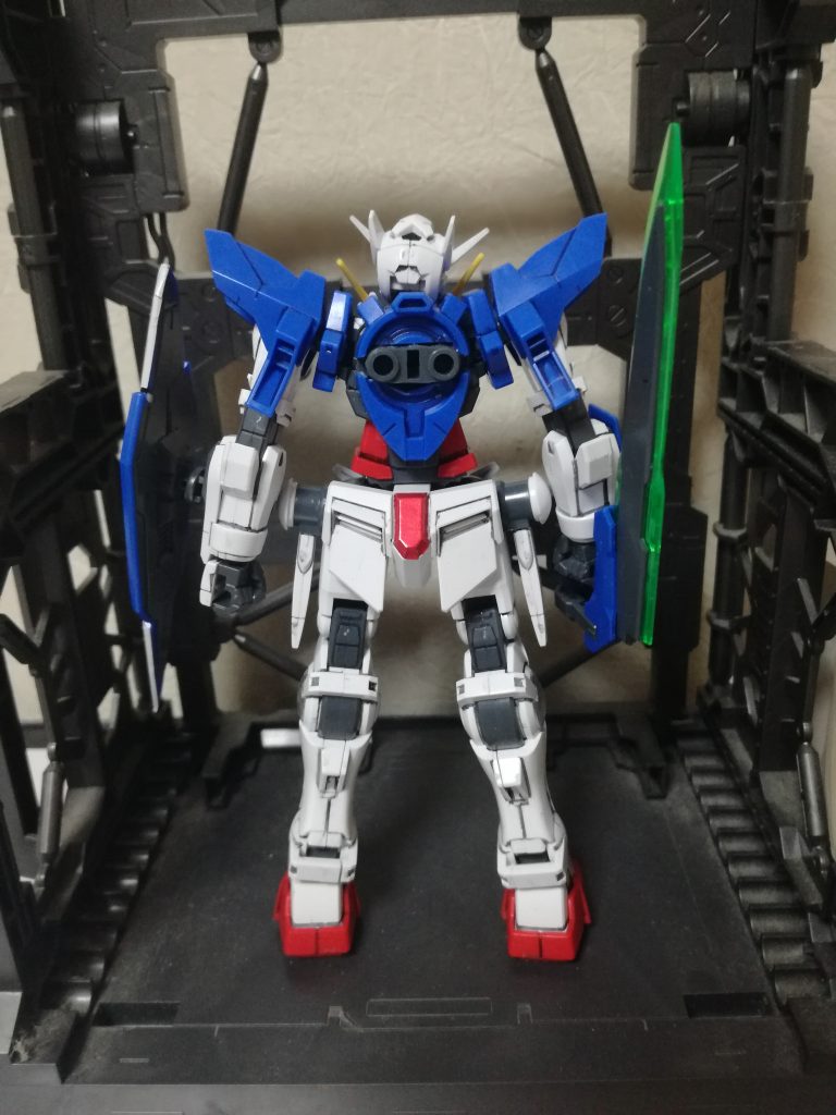 拡張性を上げるためにダイバーエースユニットの拡張パーツを組み込み2穴のブースターのような背中に