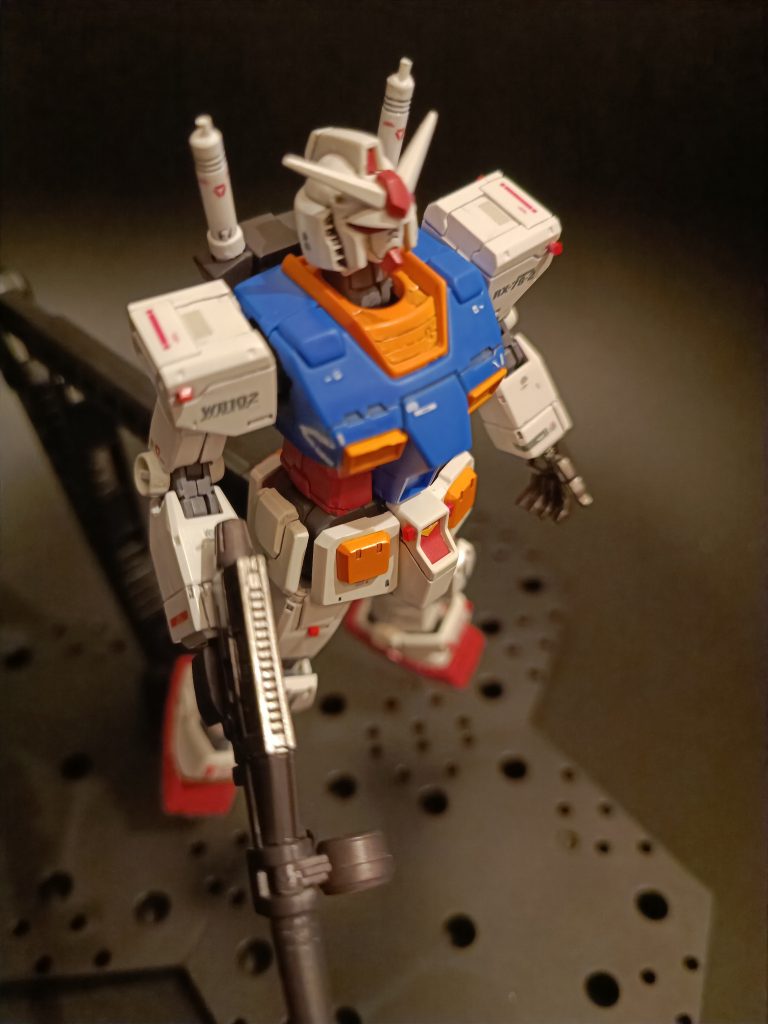 写真だと見えませんが、頭部カメラアイに偏光シールを貼り、キラリと光ります。