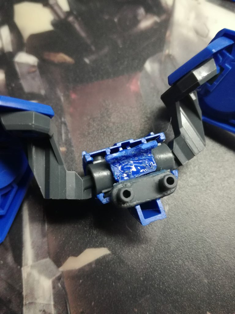 試作型ライザーユニットダブルオーダイバーのバックパックをベースに2穴接続用のOOパックを作成．ダブルオーダイバーのバックパックは2穴の接続穴があるのでツインドライブを装備しながらさらに追加で武装を加えられる．