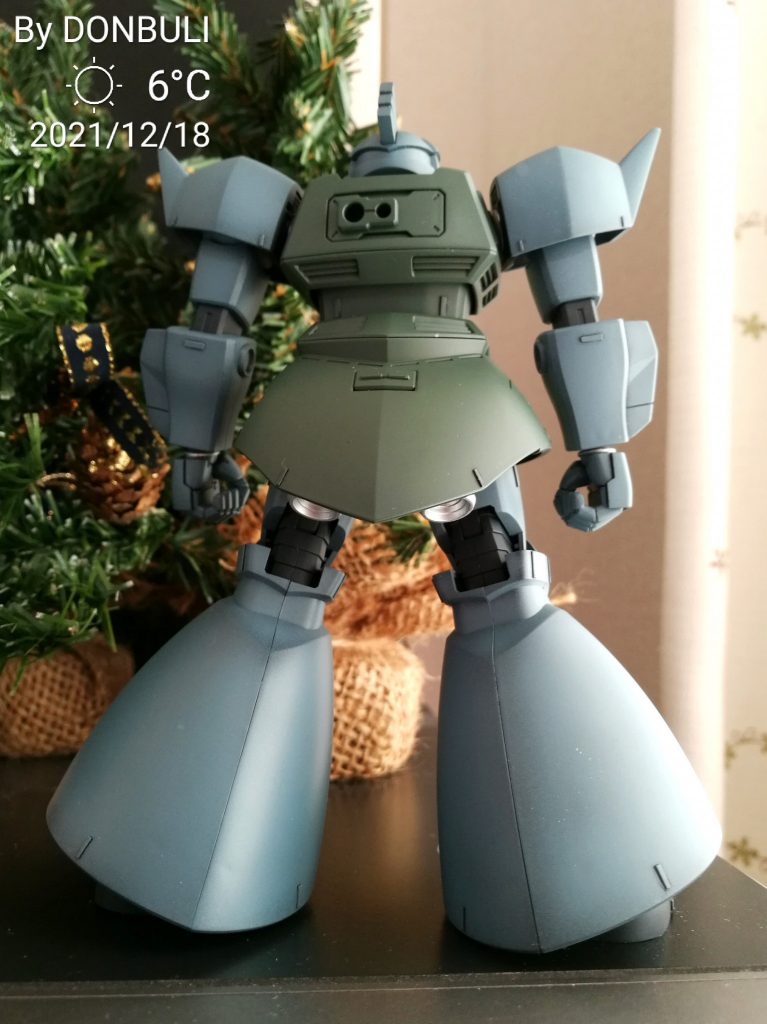 プラ版で軽くディテールアップしたり、一部を4アーティストマーカーで塗り分けました特にお腹周りはキットのままだと太っちょ過ぎる印象なので、縦に長い長方形のプラ版を貼ったり、他の箇所より黒立ち上げを少し強めにしたりして、そこままよりも微妙に細長く感じるようにしています艶は「限りなくつや消しに近い半光沢」位の意識で、滑らかな質感を目指しました