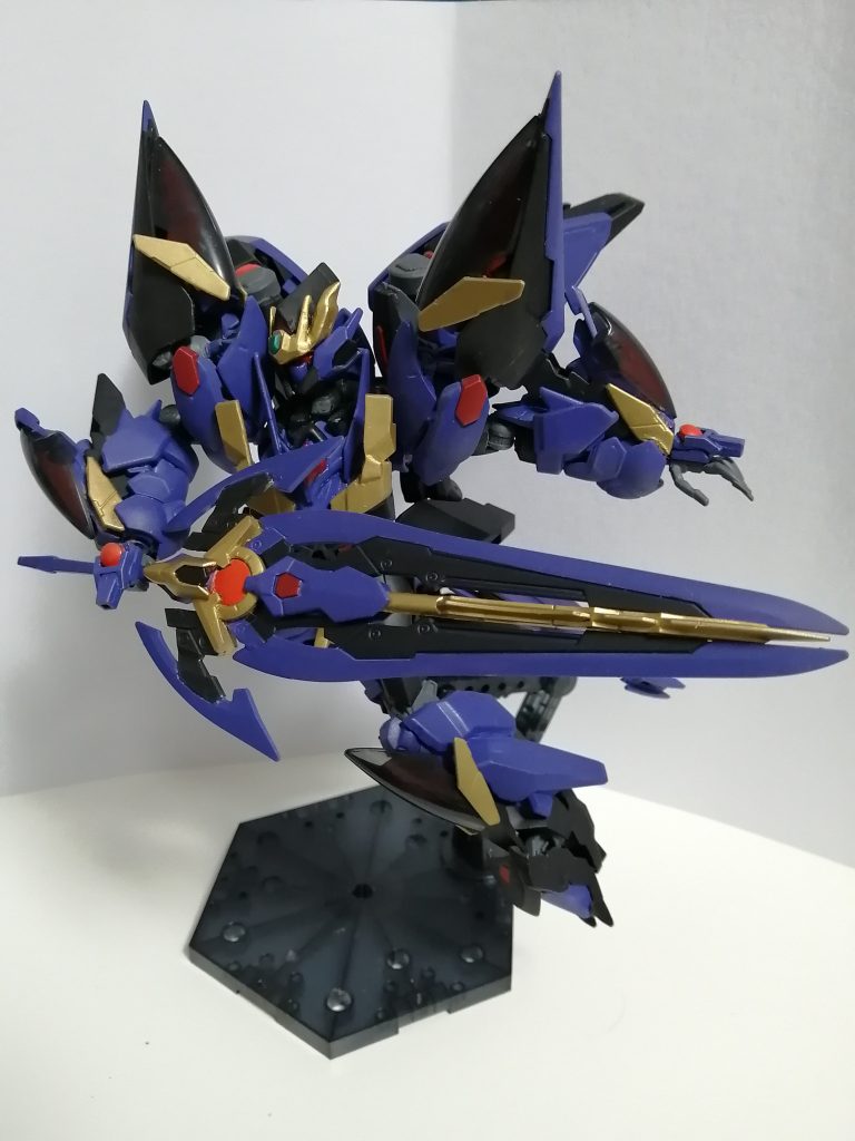 最後はお気に入りの写真で締め。以上です。10年前からずっと頭の中にあった有機的なフォルムの最強人形兵器のイメージを立体化できました。アニマリゼの四肢のパーツとグレモリーの角という求めていたパーツが現れたのでコスト度外視で約3週間かけて一気に作りました。塗料代を含めた制作にかかった費用は多分4万円くらいです。なお鉄血の機体が55%でビルド系が35%、その他が10%くらいの割合で構成されています。閲覧ありがとうございました！