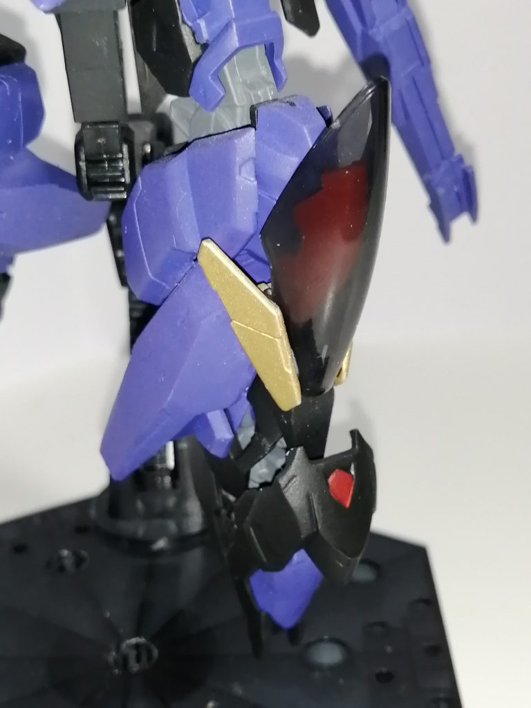 肩と腕と脚にはアニマリゼのクリアブラックのパーツを使用しました。内側にオレンジに塗ったパーツを仕込んでいます。設定としてはナノマシンを含有した高い強度の半有機レンズで、内側から出力された半生体ビームユニットのビームを様々な角度に照射したり拡散させられます。