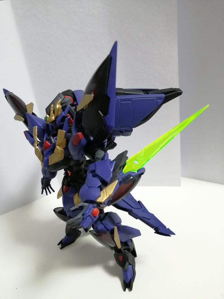 腕部アーマーにはビームブレイド生成機能がついています。