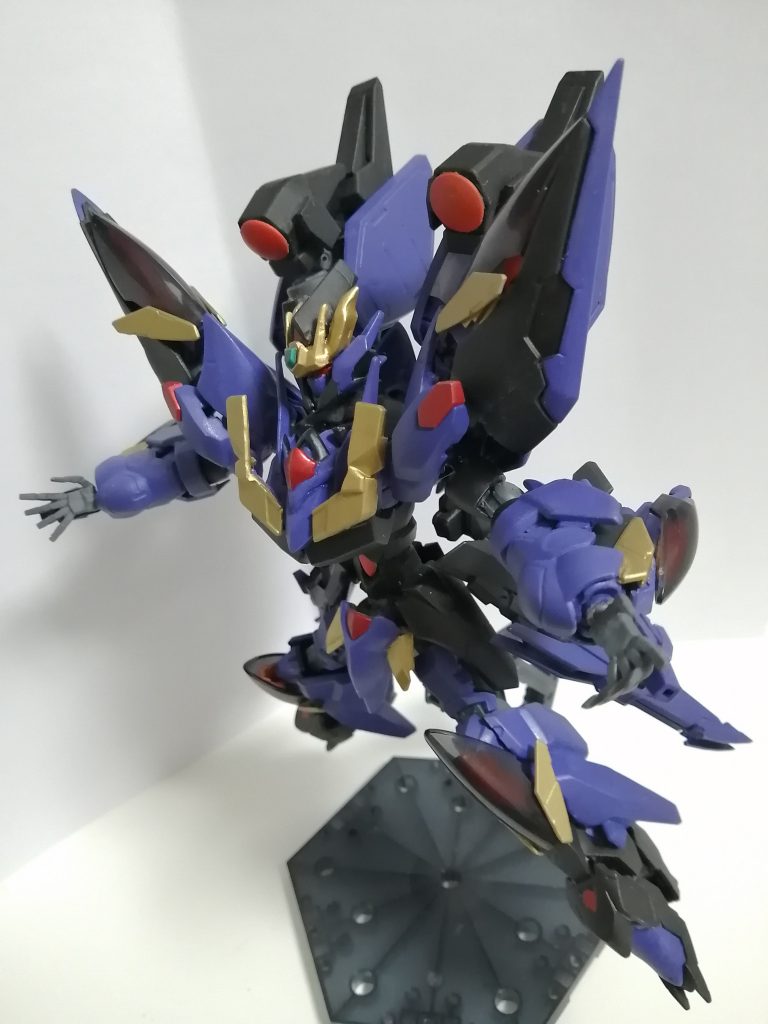 必殺技は背部ユニットを変形させて大型ビームユニットを展開し。