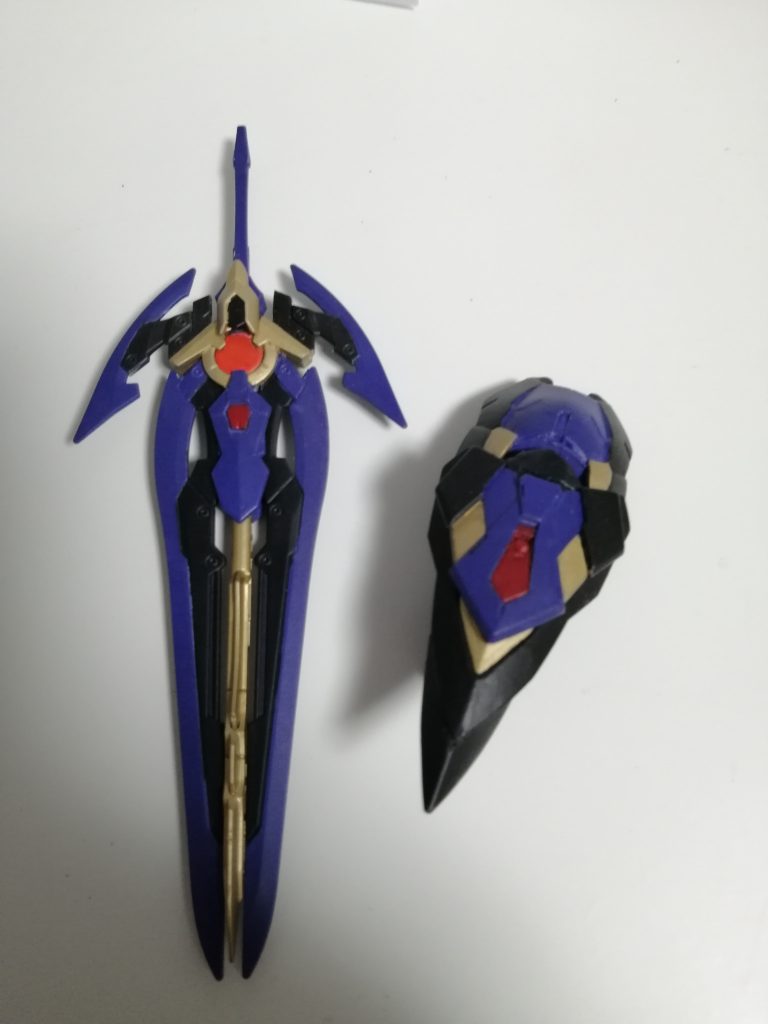 手持ち武装は剣と盾です。剣はフェザーブレイドとGNダイバーソード、バルバトスの腰サイドアーマー、あとは30mmで作りました。盾はゼロ炎の盾をベースに、レギルスシールドや、アニマリゼとアルスアースリィ腰リアアーマーを使用しています。剣はエネルギーを纏わせることでとんでもない切れ味を発揮できる上、機体のハイパワーで振り回すので、耐熱処理等がされた物体でも、剣の強度もあわさり無理やり叩き斬る事ができる。