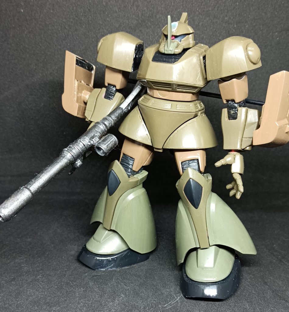 ジャブロー攻略用試作MS武装:腕部ビーム砲、ヒートサーベル、試作ジャイアント・バズジャブロー攻略用に試作されたMS。ザク・マリンタイプの開発で浮き彫りになった弱点である陸上で戦闘能力が低下を克服する為にまだ開発途中だった試作MS(後のゲルググ)をベースに開発。しかし、ビーム兵器の小型化やゲルググ自体の開発が難航した為にジャブロー攻略作戦に間に合わず、未完成のビームライフルやビームナギナタの代わりに試作品のジャイアント・バスやヒートサーベルを装備しているという設定です。