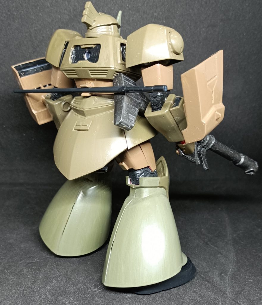 両腕にはシールドを兼ねた水中ジェットパックを装備。水中ではジェットパックで潜水、移動し地上に出たらシールド又はデッドウェイトとして破棄して戦闘する運用を考案。しかし、両肩のシーリング処理が甘く水圧や戦闘で損傷するので最低限の水中での潜水や移動の能力しか持たない。その為他の水陸両用MSに露払いしてもらう必要がある