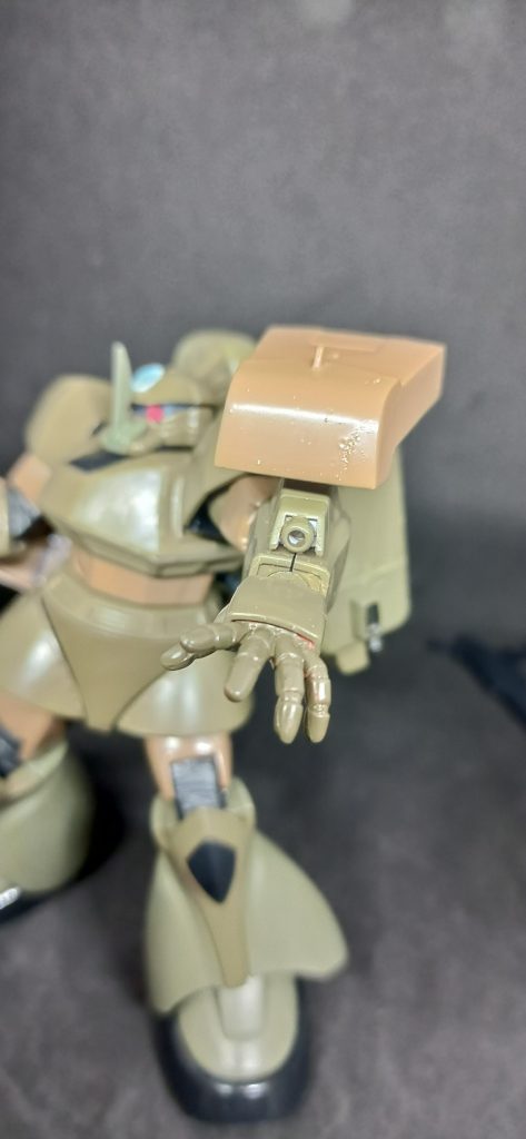 腕部ビーム砲ジャブロー攻略用試作MSと改修機のゲルググマリンタイプの固定武装ズゴックの技術を流用しているため、水中と地上両方使える