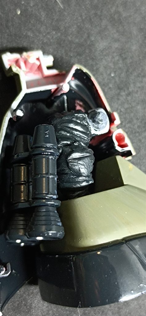 首以外の関節にパテで整形しシーリング処理を再現しました。写真は足の関節のシーリング処理